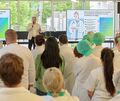 Knapp 50 Mitarbeitende der Klinik versammeln sich für den Aktionstag im Eingangsbereich.