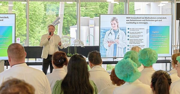 Knapp 50 Mitarbeitende der Klinik versammeln sich für den Aktionstag im Eingangsbereich.