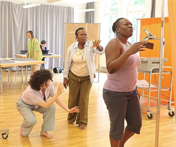 Proben für „Pistes, Pisten“ im Kunstzentrum Karlskaserne: „Das Verstehen über Sprachgrenzen hinweg stellt eine der Herausforderungen unserer Zeit dar.“