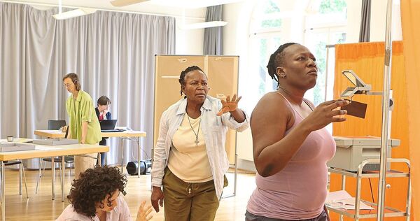 Proben für „Pistes, Pisten“ im Kunstzentrum Karlskaserne: „Das Verstehen über Sprachgrenzen hinweg stellt eine der Herausforderungen unserer Zeit dar.“