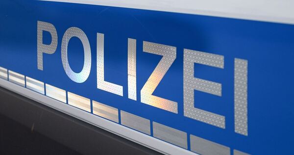 Der Polizei-Schriftzug auf einem Einsatzwagen.