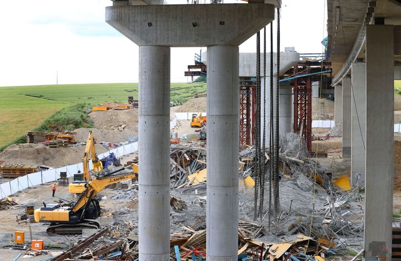 Aufräumarbeiten an eingestürzter Brücke Aufräumarbeiten an eingestürzter Brücke