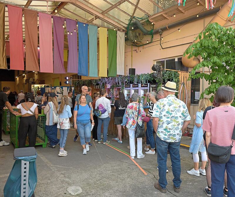 Der Sommermarkt ist gut besucht.