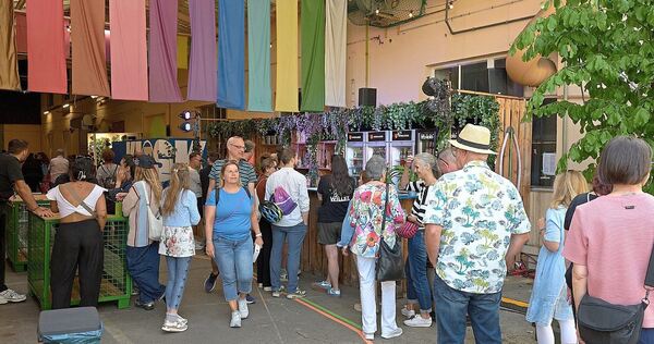 Der Sommermarkt ist gut besucht.