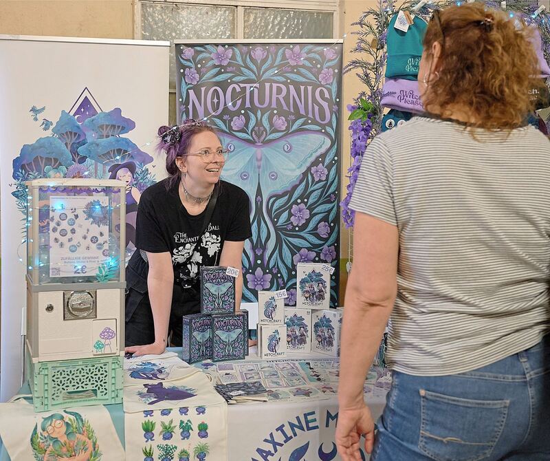 An diesem Stand spielen die Farben Lila und Blau die Hauptrolle.