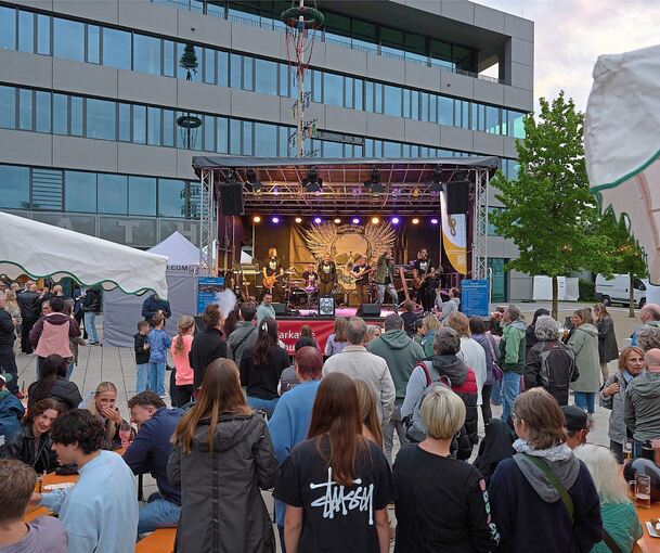 The Good News heizen beim Marktplatzfest mächtig ein.