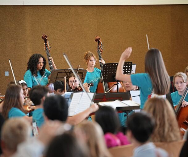 Die Musikerinnen und Musiker beim Austauschkonzert „United by Music“ in der Schönenberghalle.