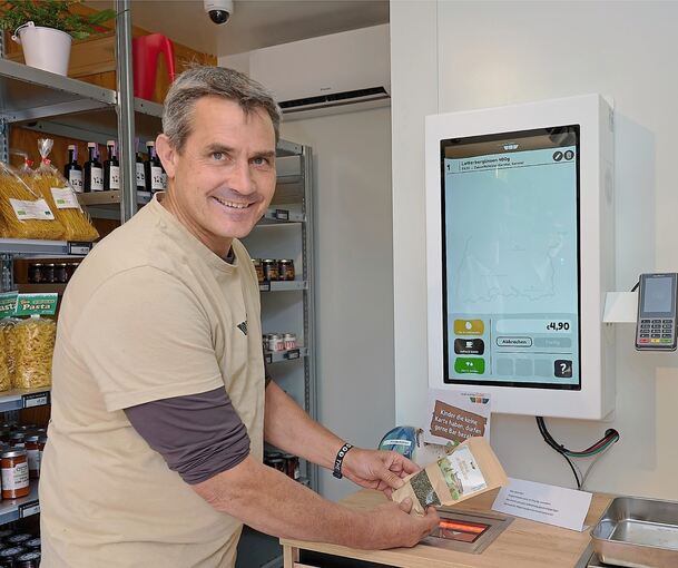 Andreas Abrell am neuen Bezahlterminal. Anders als im bisherigen Bauwagen setzt man nun für den Verkauf von Linsen, Eiern und Co. vor allem auf EC-Karte.