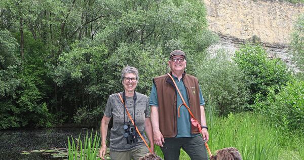 Die beiden Jäger Andrea und Peter Maurer freuen sich, dass es im Biotop im Neckarremser Steinbruch wieder Froschkonzerte gibt. Die beiden Jäger Andrea und Peter Maurer freuen sich, dass es im Biotop im Neckarremser Steinbruch wieder Froschkonzerte gibt.