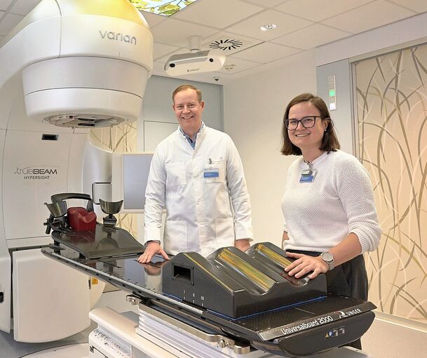 Prof. Dr. Arndt-Christian Müller und Dr. Carolin Buchele mit dem Linearbeschleuniger der neuesten Generation. Prof. Dr. Arndt-Christian Müller und Dr. Carolin Buchele mit dem Linearbeschleuniger der neuesten Generation.