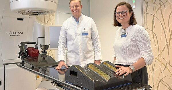 Prof. Dr. Arndt-Christian Müller und Dr. Carolin Buchele mit dem Linearbeschleuniger der neuesten Generation. Prof. Dr. Arndt-Christian Müller und Dr. Carolin Buchele mit dem Linearbeschleuniger der neuesten Generation.