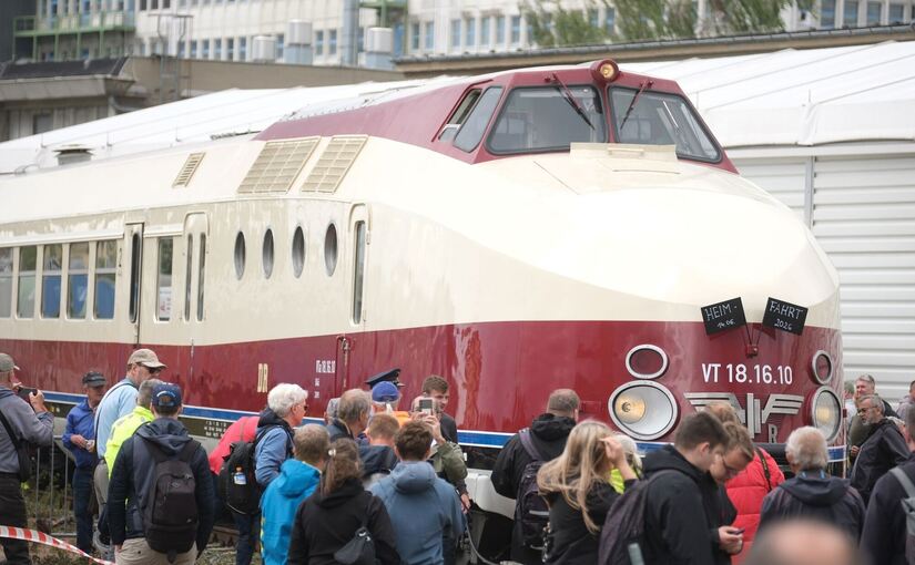 Ankunft des DDR-Prestigezuges VT 18.16 in Radebeul Ankunft des DDR-Prestigezuges VT 18.16 in Radebeul