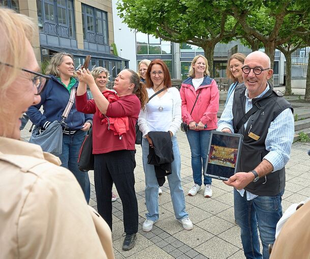 Stadtführer Michael Forstenhäusler nimmt die Gäste mit durch die Stadt.