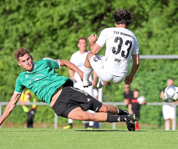 Felix Baumann (links) und die DJK Ludwigsburg schicken Iniko Pasmakis und den TSV Benningen in die Kreisliga B.