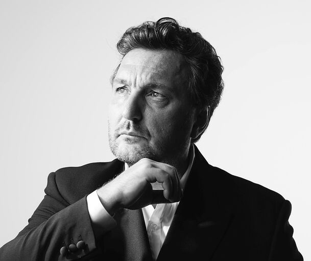 Er hat „mal eben“ die „Nabucco“-Aufführung gerettet und wurde dafür vom Schlossfestspiele-Publikum gefeiert: der französische Bariton Ludovic Tézier.