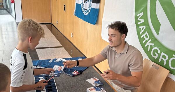 Fußballprofi Felix Hagmann (rechts) schreibt fleißig Autogramme für den Nachwuchs. Fußballprofi Felix Hagmann (rechts) schreibt fleißig Autogramme für den Nachwuchs.