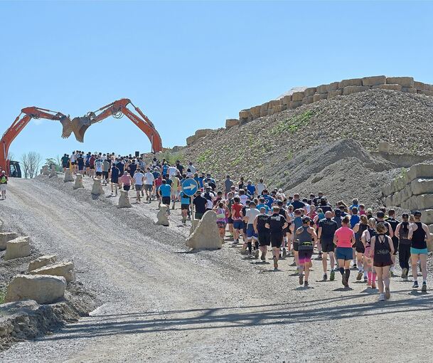 Immer dem Bagger entgegen: Blick auf das Starterfeld des Trail-Runs im Rielingshäuser Steinbruch Klöpfer.