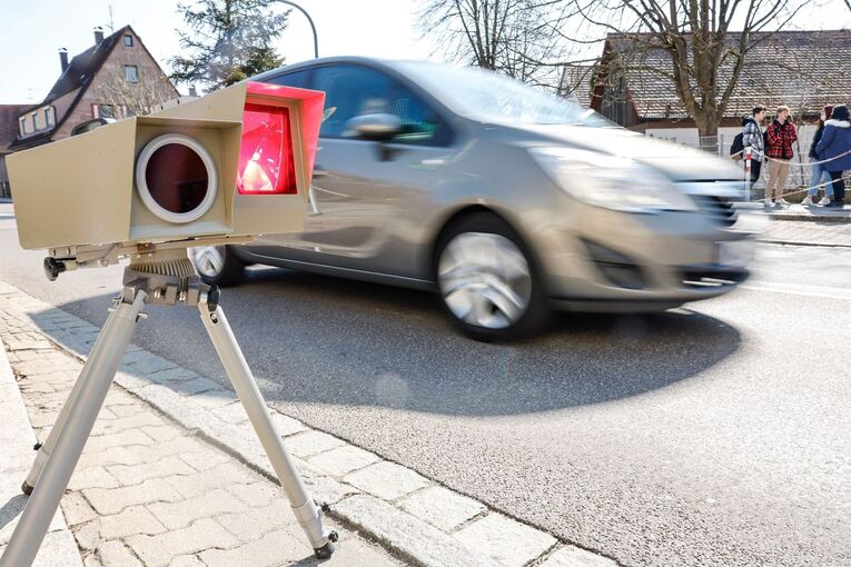 Geschwindigkeitskontrolle mit Blitzer Geschwindigkeitskontrolle mit Blitzer