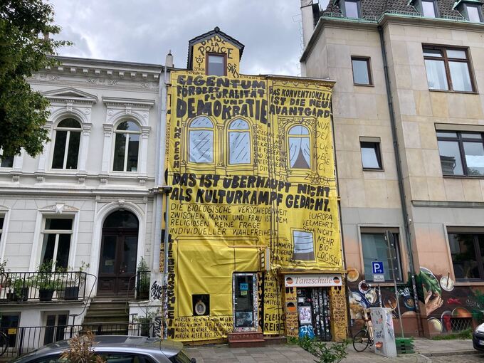 Golden Shop mit neuer Fassade Golden Shop mit neuer Fassade