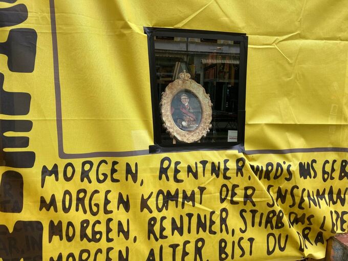 Golden Shop mit neuer Fassade Golden Shop mit neuer Fassade