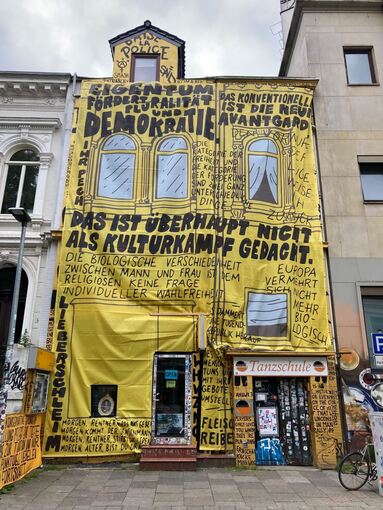 Golden Shop mit neuer Fassade Golden Shop mit neuer Fassade