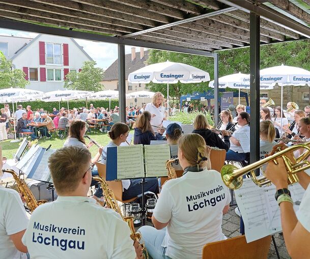 Der Musikverein Löchgau sorgt für Unterhaltung.