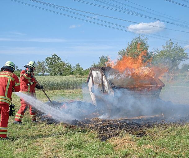 Die Feuerwehr übt Löscharbeiten.