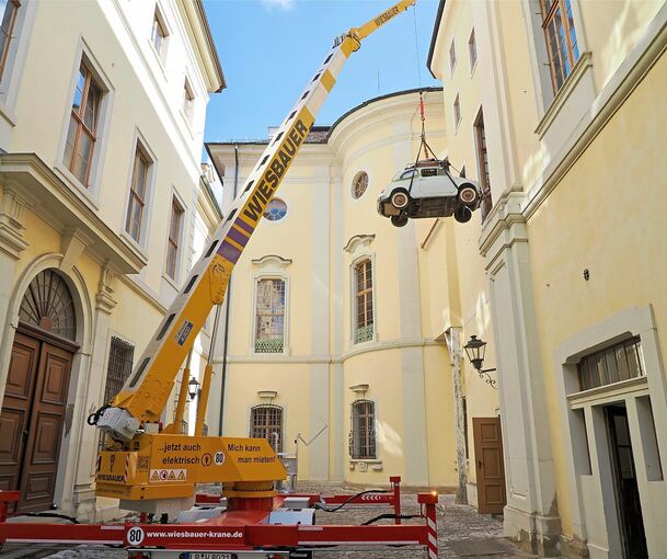 Mit dem Kran wird der Fiat nach oben gehoben.