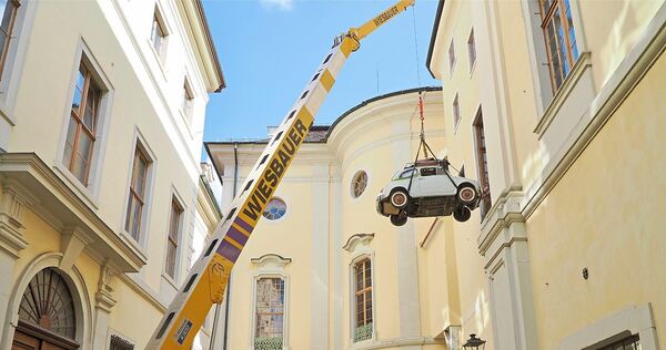 Mit dem Kran wird der Fiat nach oben gehoben.