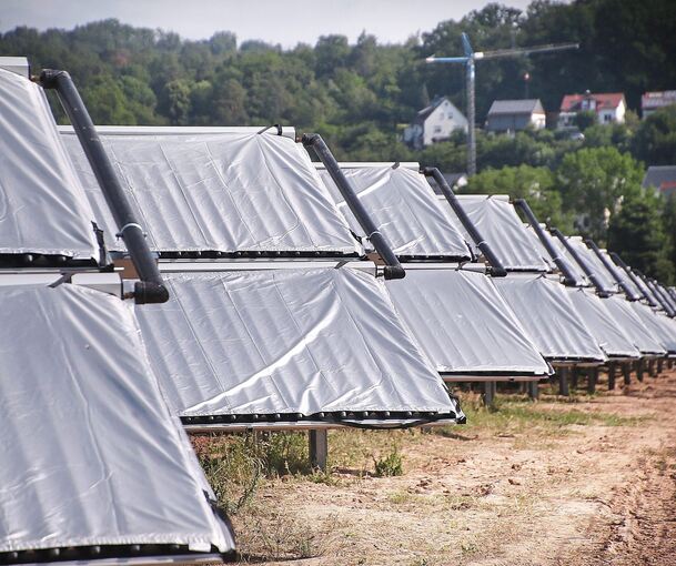 Das Nahwärmenetz in Freudental ist an ein Solarthermiefeld angeschlossen, das hier während des Baus im Jahr 2023 zu sehen ist.