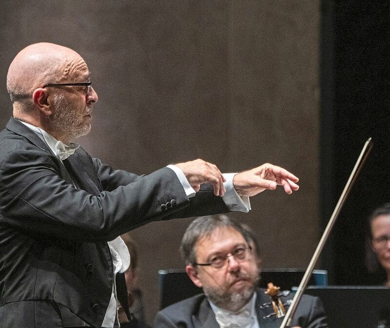 Roberto Rizzi Brignoli dirigiert das Orchester des NTM im Forum. Roberto Rizzi Brignoli dirigiert das Orchester des NTM im Forum.