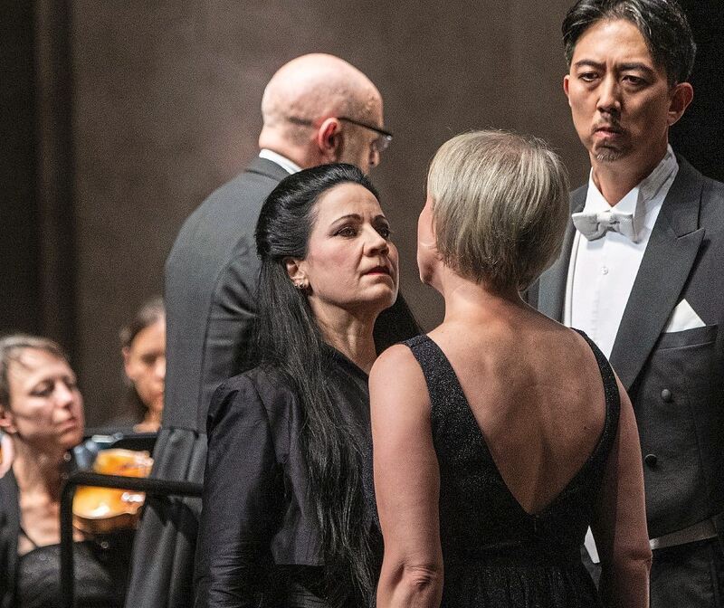 Die Solistinnen Csilla Boross (links, als Abigaille) und Julia Feylenbogen (Fenena), im Hintergrund Sung Ha (Zaccaria). Die Solistinnen Csilla Boross (links, als Abigaille) und Julia Feylenbogen (Fenena), im Hintergrund Sung Ha (Zaccaria).