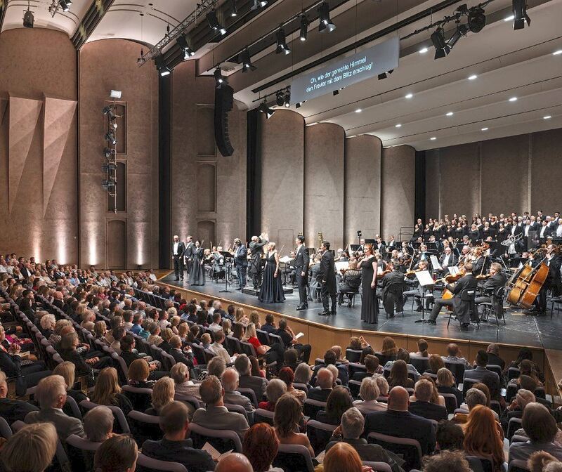 Das Forum zeigt sich an diesem Abend ausverkauft – gelungener Start für die Saison. Das Forum zeigt sich an diesem Abend ausverkauft – gelungener Start für die Saison.