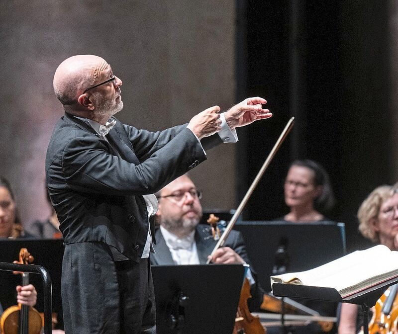 Roberto Rizzi Brignoli verleiht seinem Orchester das gewisse Verdi-Etwas. Roberto Rizzi Brignoli verleiht seinem Orchester das gewisse Verdi-Etwas.
