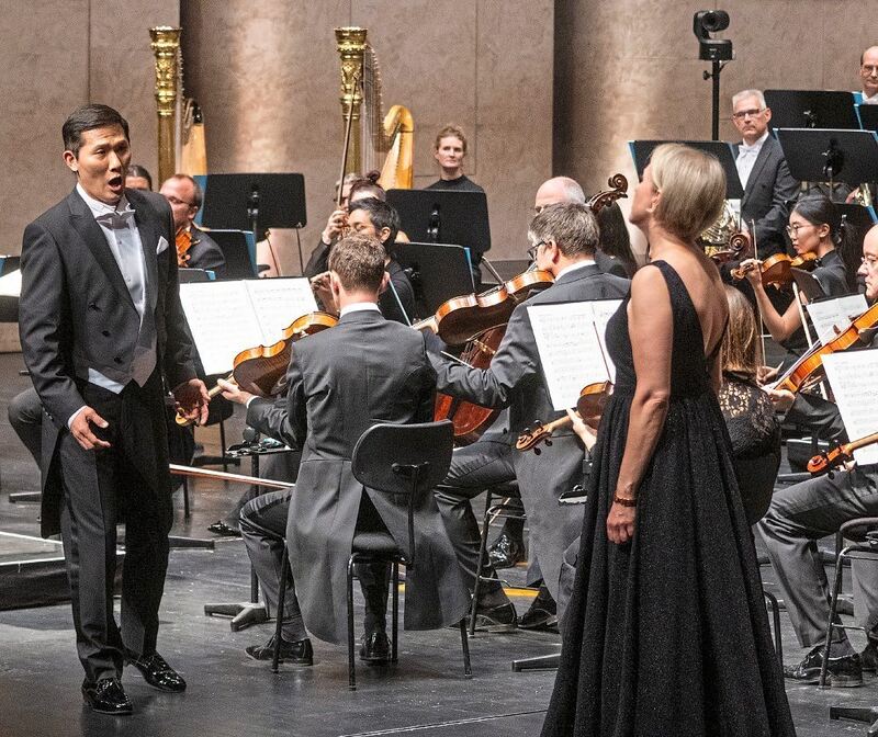 Sung Min Song und Julia Feylenbogen agieren vor dem NTM-Orchester. Sung Min Song und Julia Feylenbogen agieren vor dem NTM-Orchester.