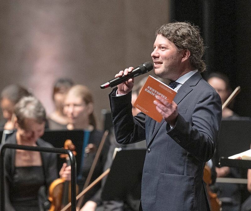 Festspielintendant Lucas Reuter begrüßt im Forum die Gäste auf der Bühne und natürlich im Publikum. Festspielintendant Lucas Reuter begrüßt im Forum die Gäste auf der Bühne und natürlich im Publikum.