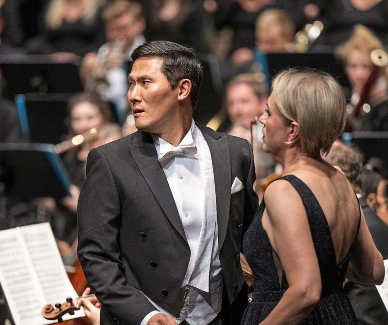 Sung Min Song und Julia Feylenbogen agieren vor dem NTM-Orchester. Sung Min Song und Julia Feylenbogen agieren vor dem NTM-Orchester.