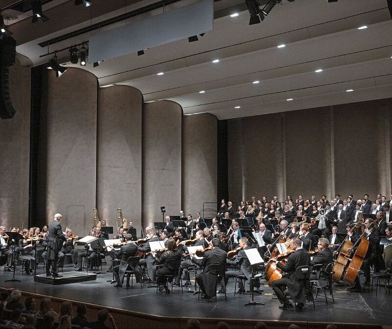 Wo bis 2024 meist das Festspielorchester die Saison eröffnet, sind nun in der Regel Spitzenorchester des Landes zu Gast – wie da Wo bis 2024 meist das Festspielorchester die Saison eröffnet, sind nun in der Regel Spitzenorchester des Landes zu Gast – wie das Orchester des Nationaltheaters Mannheim, das zudem zwei Chöre und acht Solisten mitbrachte.
