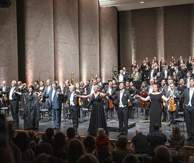 Gelungener Auftakt: Solisten, Orchester und Chormitglieder holen sich am Schluss ihren verdienten Applaus ab. Gelungener Auftakt: Solisten, Orchester und Chormitglieder holen sich am Schluss ihren verdienten Applaus ab.