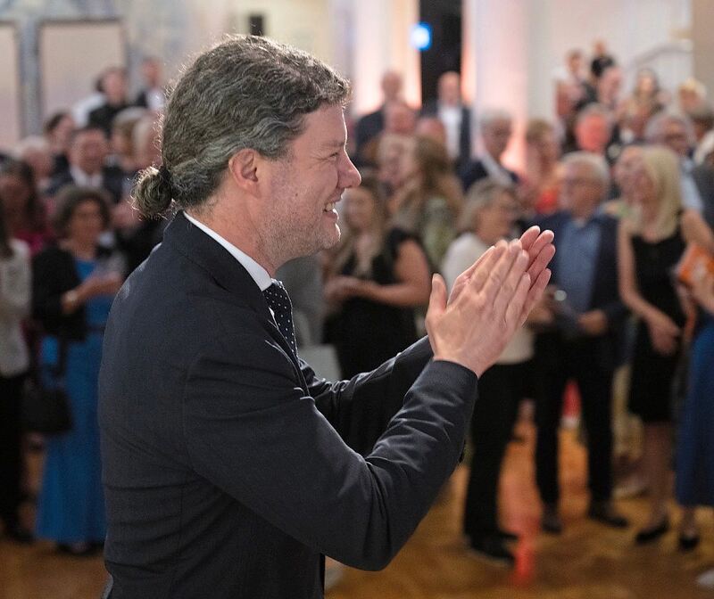 Beim anschließenden Empfang im Foyer des Forums spricht Intendant Lucas Reuter zu abendlichen Gesellschaft. Beim anschließenden Empfang im Foyer des Forums spricht Intendant Lucas Reuter zu abendlichen Gesellschaft.