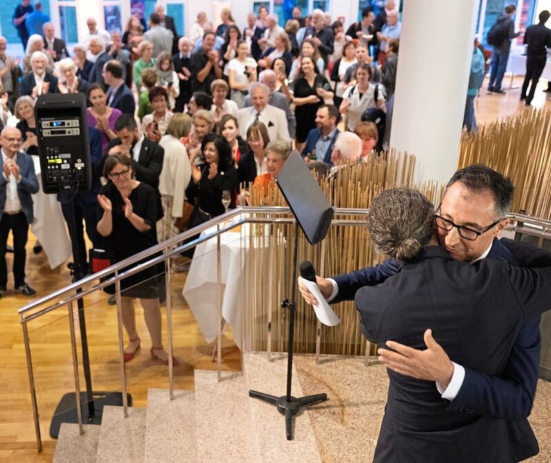 Freundliche Worte und eine Umarmung: Ministerpräsident Cem Özdemir und Intendant Lucas Reuter. Freundliche Worte und eine Umarmung: Ministerpräsident Cem Özdemir und Intendant Lucas Reuter.