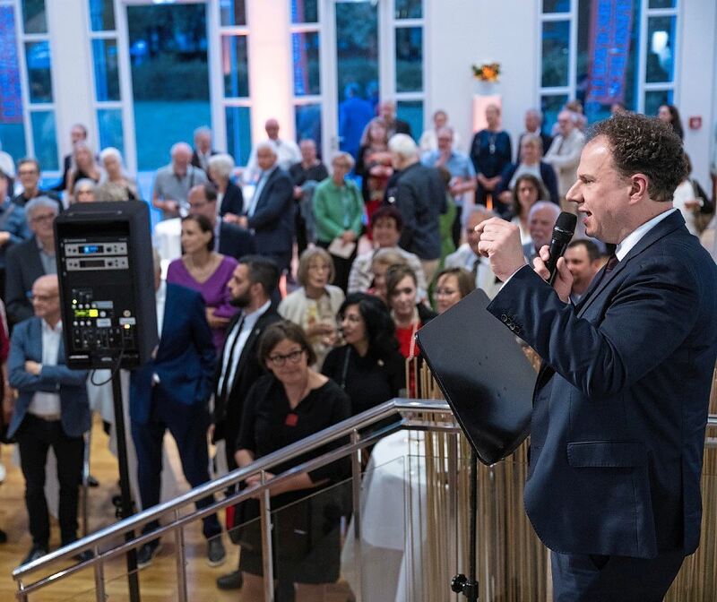 Oberbürgermeister und Aufsichtsratsvorsitzender Matthias Knecht zeigt sich begeistert und richtet mit Blick auf die Forum-Sanier Oberbürgermeister und Aufsichtsratsvorsitzender Matthias Knecht zeigt sich begeistert und richtet mit Blick auf die Forum-Sanierung einige kämpferische Worte an die Anwesenden.