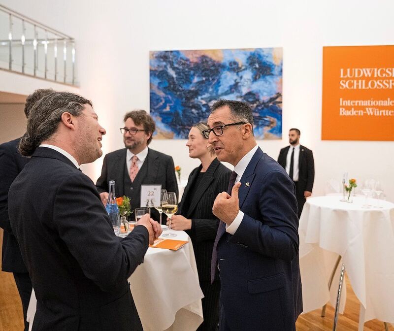 Festspielintendant Lucas Reuter (links) im Gespräch mit Ministerpräsident Cem Özdemir. Festspielintendant Lucas Reuter (links) im Gespräch mit Ministerpräsident Cem Özdemir.