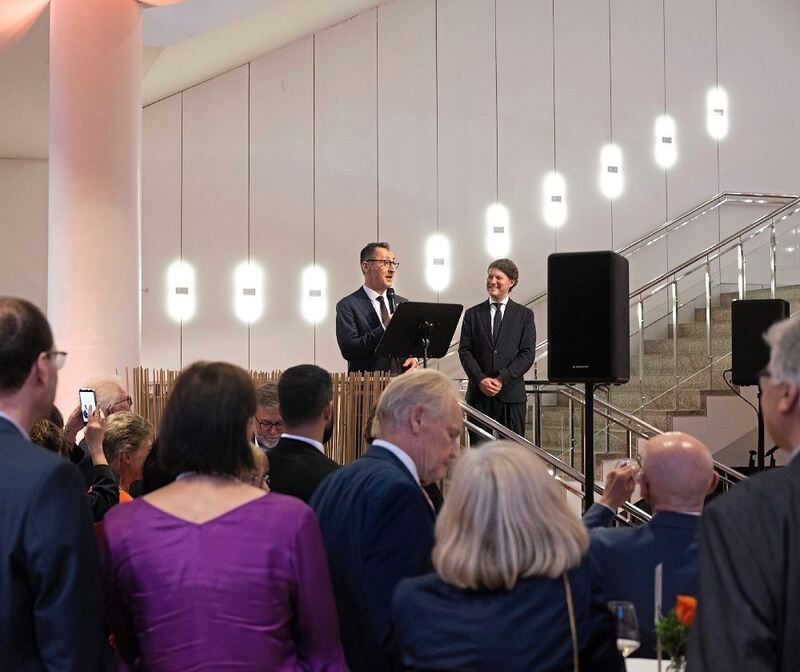 Ministerpräsident Cem Özdemir spricht, Festspielintendant Lucas Reuter lauscht und lächelt. Ministerpräsident Cem Özdemir spricht, Festspielintendant Lucas Reuter lauscht und lächelt.