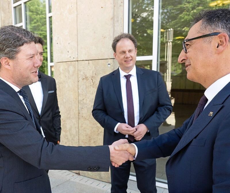 Hoher Besuch trifft vor dem Forum ein: Intendant Lucas Reuter (links) und Ludwigsburgs OB Matthias Knecht (hinten) begrüßen den Hoher Besuch trifft vor dem Forum ein: Intendant Lucas Reuter (links) und Ludwigsburgs OB Matthias Knecht (hinten) begrüßen den Ministerpräsidenten Cem Özdemir.