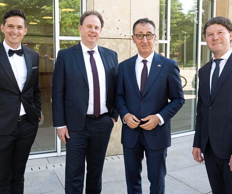 Hoher Besuch trifft vor dem Forum ein: Intendant Lucas Reuter (rechts), sein Co-Geschäftsführer Johannes Ernst (links) und Ludwi Hoher Besuch trifft vor dem Forum ein: Intendant Lucas Reuter (rechts), sein Co-Geschäftsführer Johannes Ernst (links) und Ludwigsburgs OB Matthias Knecht (daneben) begrüßen den Ministerpräsidenten Cem Özdemir.