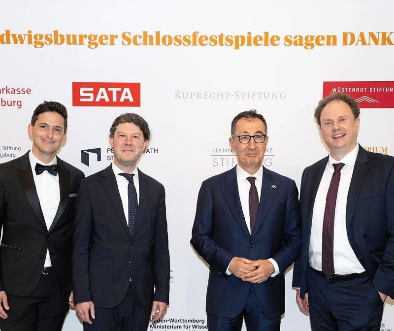 Intendant Lucas Reuter (Zweiter von links), sein Co-Geschäftsführer Johannes Ernst (links) und Ludwigsburgs OB Matthias Knecht ( Intendant Lucas Reuter (Zweiter von links), sein Co-Geschäftsführer Johannes Ernst (links) und Ludwigsburgs OB Matthias Knecht (rechts) mit Ministerpräsident Cem Özdemir.