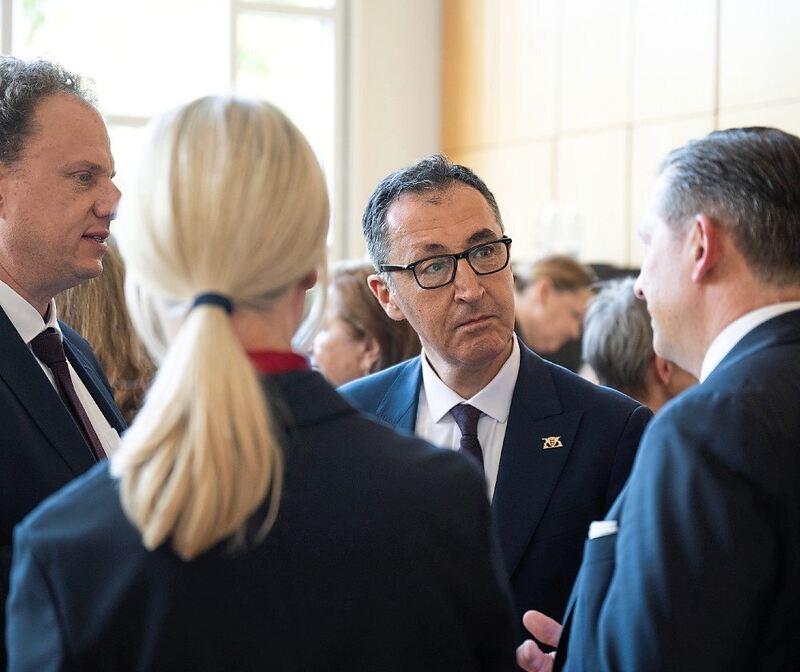 Ministerpräsident Cem Özdemir (Mitte) im Gespräch, OB Matthias Knecht (links) lauscht. Ministerpräsident Cem Özdemir (Mitte) im Gespräch, OB Matthias Knecht (links) lauscht.
