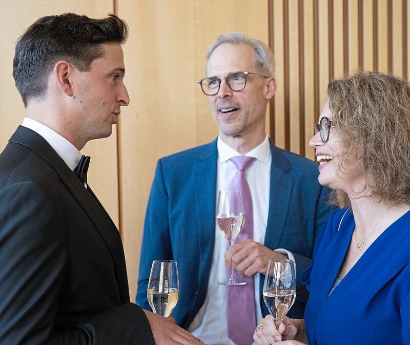 Auch Co-Geschäftsführer Johannes Ernst (links) wirft sich ins Getümmel, hier spricht er mit der CDU-Europaabgeordneten Andrea We Auch Co-Geschäftsführer Johannes Ernst (links) wirft sich ins Getümmel, hier spricht er mit der CDU-Europaabgeordneten Andrea Wechsler.