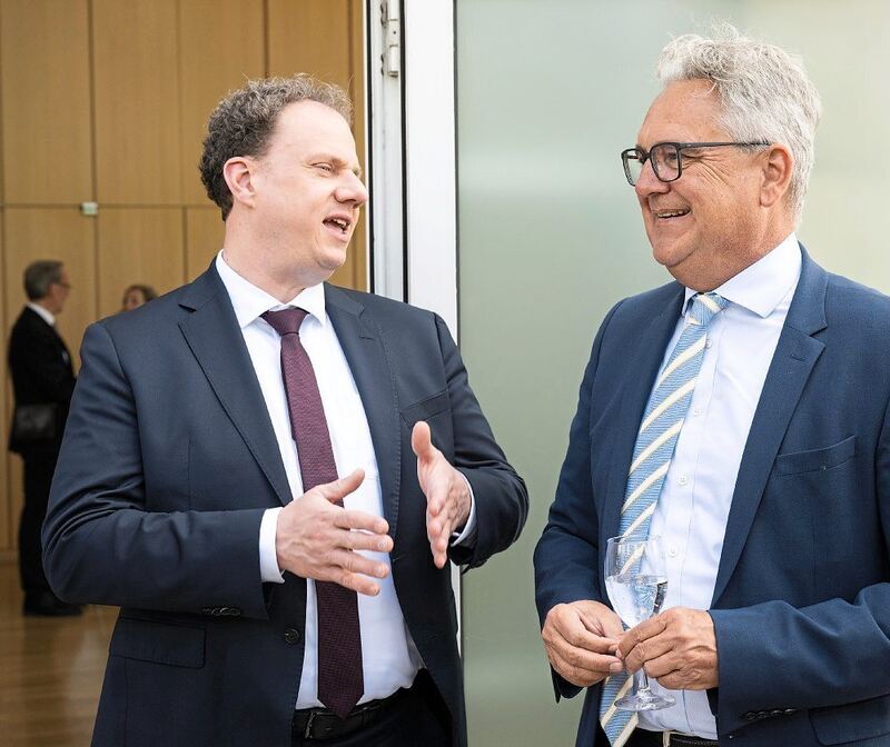 OB Matthias Knecht (links) darf sich über einen gelungenen Festspielauftakt freuen. OB Matthias Knecht (links) darf sich über einen gelungenen Festspielauftakt freuen.
